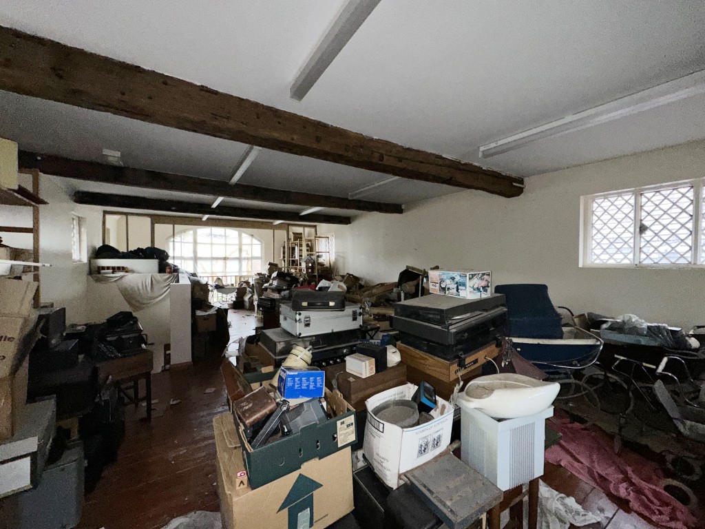Lot: 145 - THREE-BEDROOM OLD SCHOOL UNIT WITH POTENTIAL - Top Mezzanine Floor above main hall